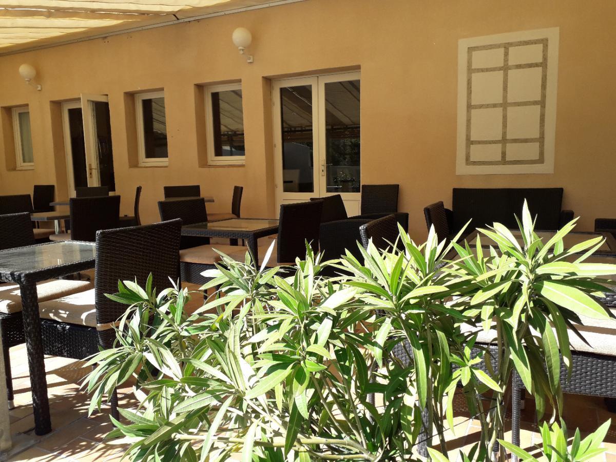 Le Mas Du Colombier Cadenet Exterior photo